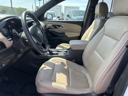 Used 2023 Chevrolet Traverse Premier FWD image 15