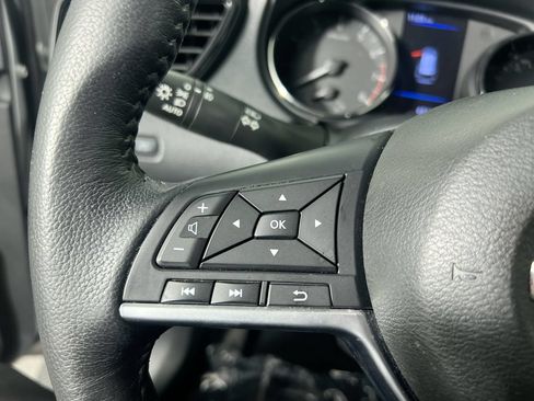 Used 2018 Nissan Rogue SV FWD image 12