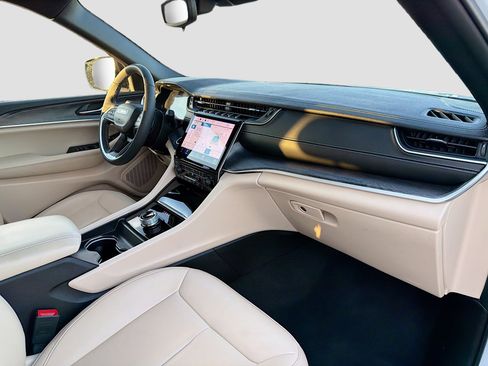 Used 2024 Jeep Grand Cherokee L Limited w/ Black Appearance Package image 14