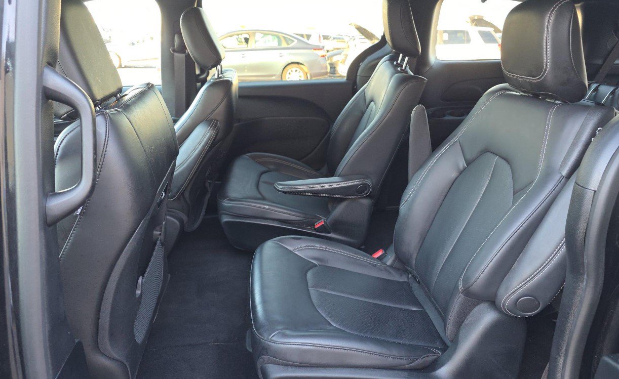 Used 2023 Chrysler Pacifica Touring-L w/ S Appearance Package FWD image 8