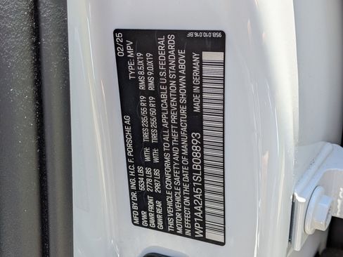 Certified 2025 Porsche Macan AWD/4WD image 38