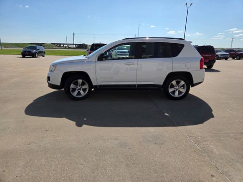 Used 2011 Jeep Compass Latitude AWD/4WD image 5