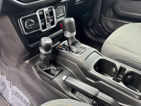 Used 2025 Jeep Wrangler Unlimited Sahara AWD/4WD image 33