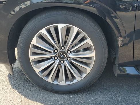 Used 2025 INFINITI QX80 Sensory image 5