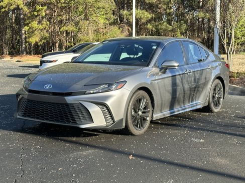 Used 2025 Toyota Camry SE w/ Multimedia Upgrade Package image 5