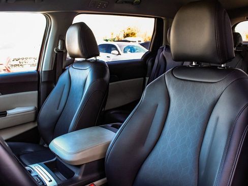 Used 2023 Kia Carnival LX image 31