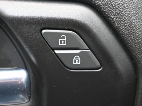 Used 2020 Chevrolet Silverado 1500 Custom w/ Custom Value Package image 12