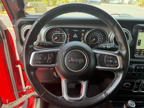 Used 2022 Jeep Gladiator Overland w/ Cold Weather Group AWD/4WD image 32