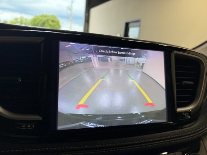 Used 2024 Chrysler Pacifica Limited FWD image 17