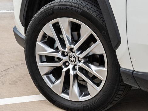 Used 2022 Toyota RAV4 XLE Premium image 9