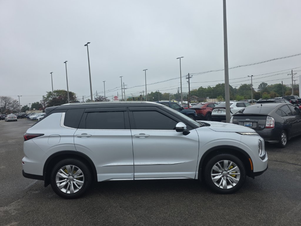 Used 2025 Mitsubishi Outlander ES AWD/4WD image 3