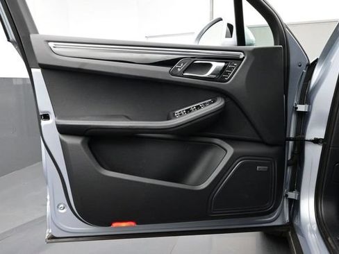 Certified 2025 Porsche Macan AWD/4WD image 7