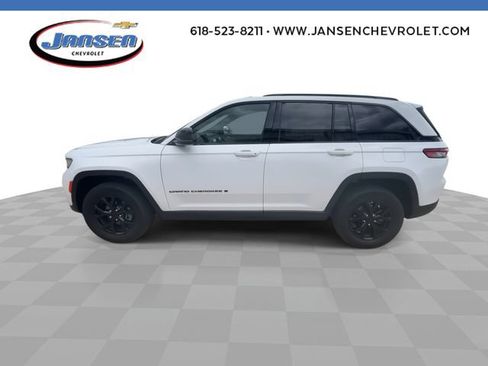 Used 2025 Jeep Grand Cherokee Altitude AWD/4WD image 5