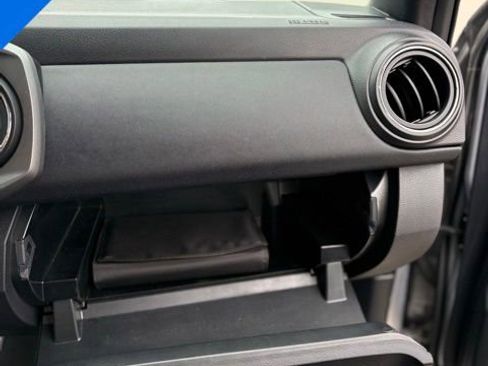 Used 2020 Toyota Tacoma SR5 AWD/4WD image 32