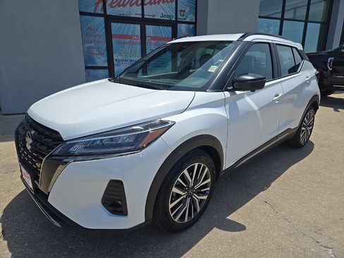 Used 2024 Nissan Kicks SR w/ SR Premium Package FWD image 2