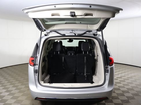 Used 2024 Chrysler Pacifica Touring-L image 16