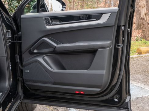 Used 2025 Porsche Cayenne E-Hybrid Coupe image 29