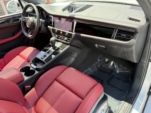 Certified 2026 Porsche Macan AWD/4WD image 17