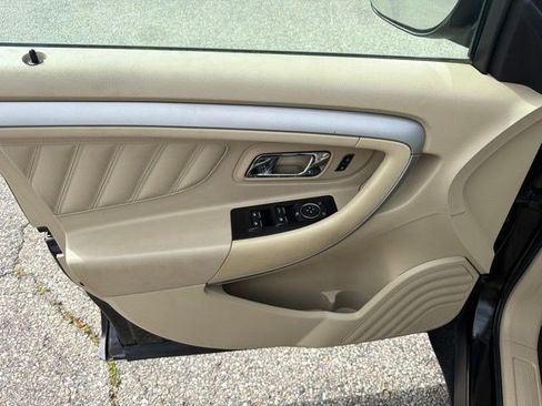 Used 2018 Ford Taurus SE FWD image 11