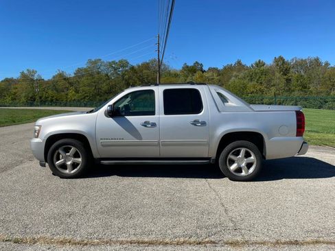 Used 2011 Chevrolet Avalanche LS w/ Regional Value Package image 2