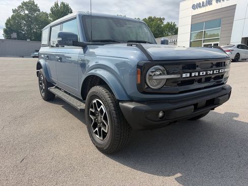 Used 2023 Ford Bronco Outer Banks AWD/4WD image 2