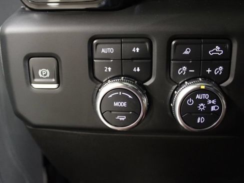 Used 2024 GMC Sierra 1500 AT4 w/ Technology Package AWD/4WD image 40