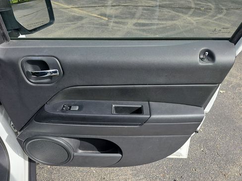 Used 2014 Jeep Patriot Latitude FWD image 14