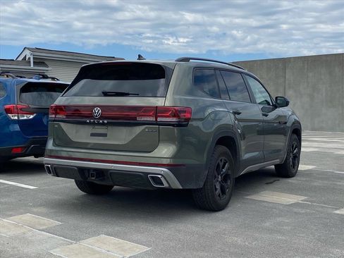 Certified 2025 Volkswagen Atlas Peak Edition SE AWD/4WD image 2