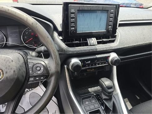 Used 2019 Toyota RAV4 LE FWD image 6