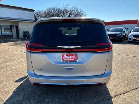 New 2026 Chrysler Pacifica Select image 4
