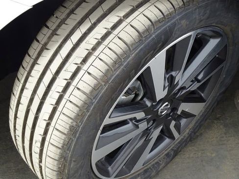 Used 2022 Nissan Versa SV w/ Trunk Package image 34