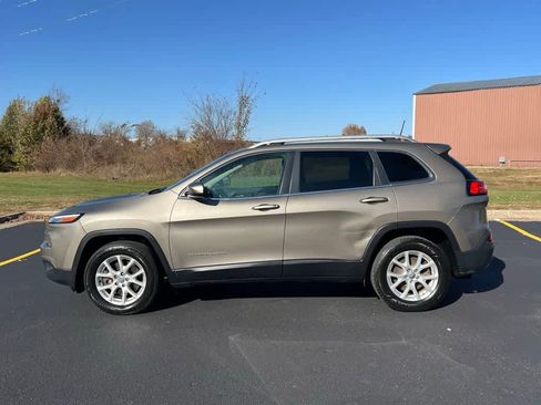 Used 2016 Jeep Cherokee Latitude w/ Cold Weather Group image 3