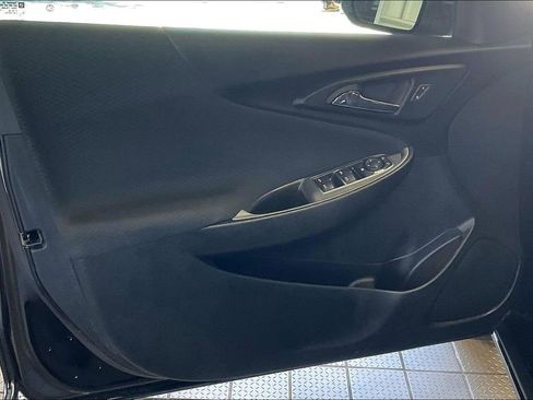 Used 2025 Chevrolet Malibu LT image 2