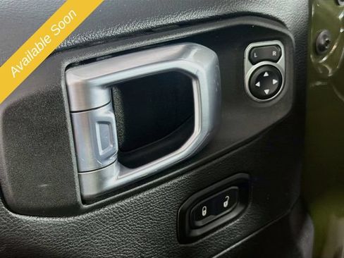 Used 2022 Jeep Gladiator Rubicon w/ Dual Top Group AWD/4WD image 18