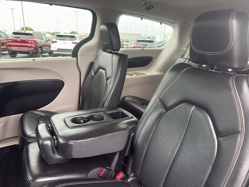 Used 2018 Chrysler Pacifica Touring-L FWD image 33