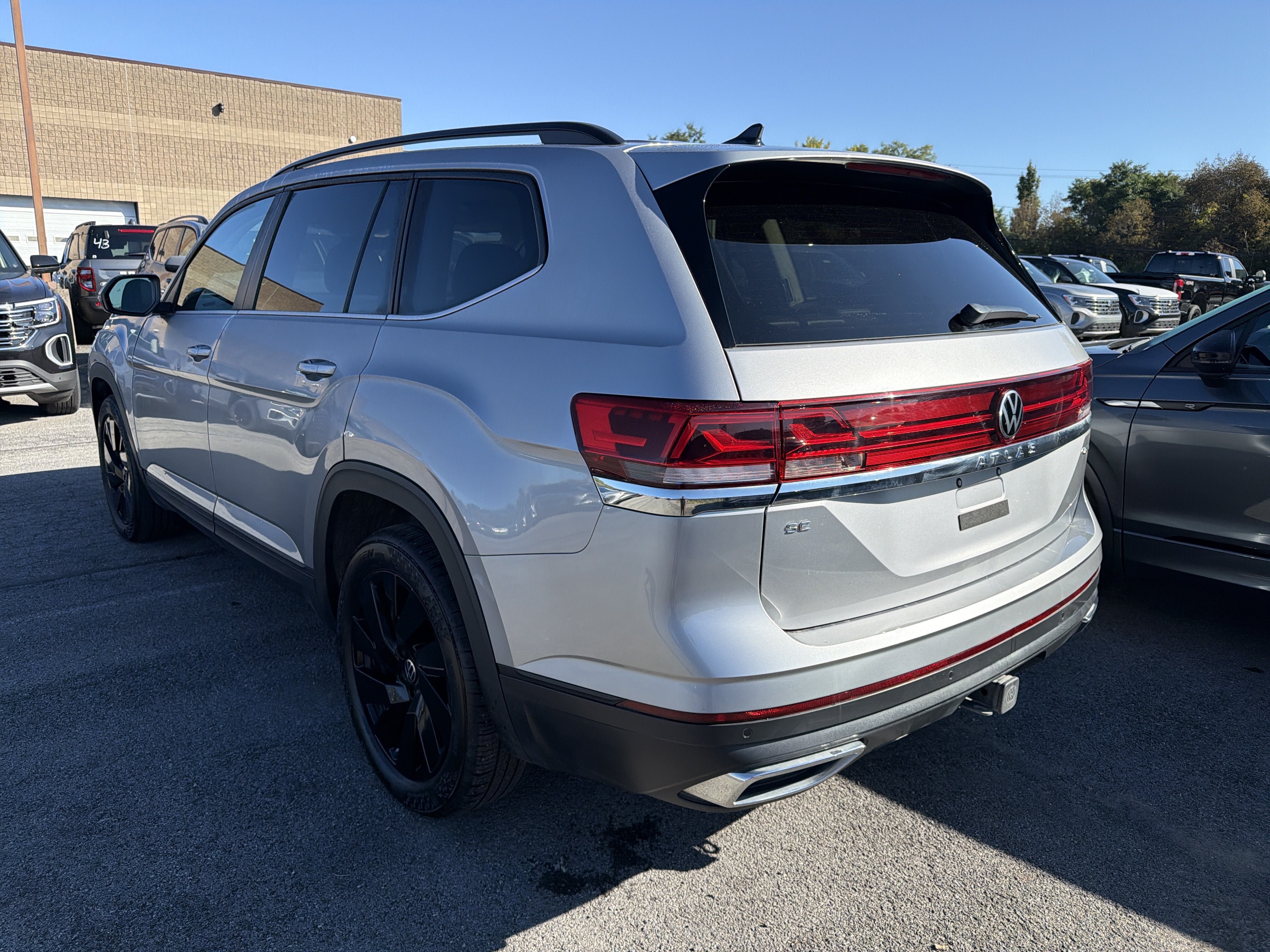 Used 2024 Volkswagen Atlas SE w/ Panoramic Sunroof Package AWD/4WD image 5
