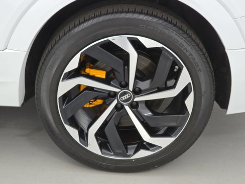 Used 2022 Audi e-tron Premium Plus w/ Premium Plus Package image 34