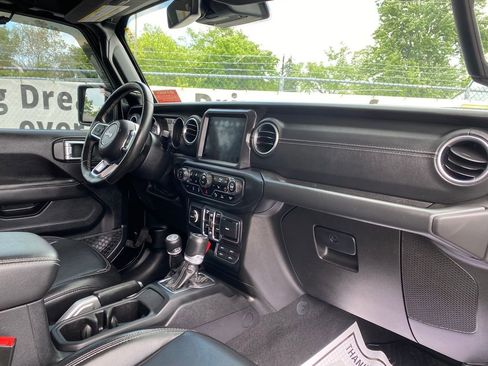 Used 2020 Jeep Gladiator Overland w/ Dual Top Group AWD/4WD image 19