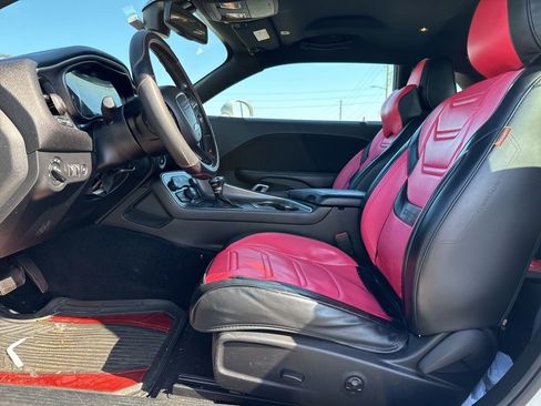 Used 2021 Dodge Challenger SXT image 6