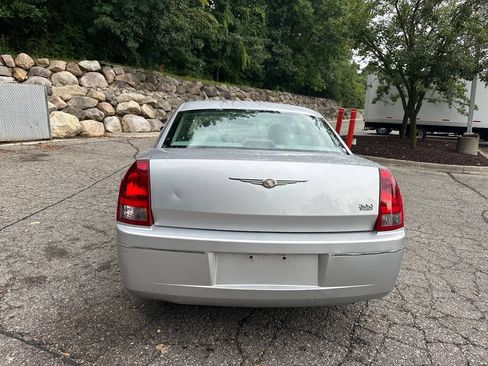 Used 2005 Chrysler 300 Touring RWD image 4