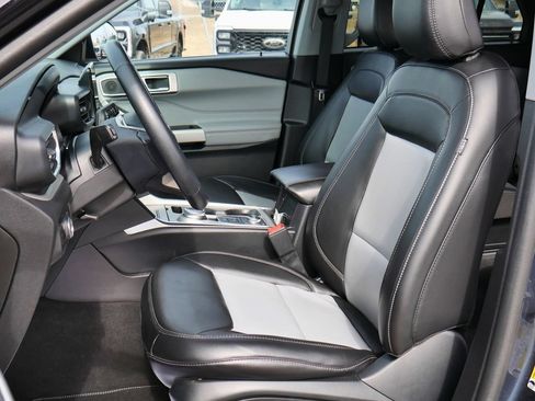 Used 2023 Ford Explorer XLT w/ Equipment Group 202A AWD/4WD image 4