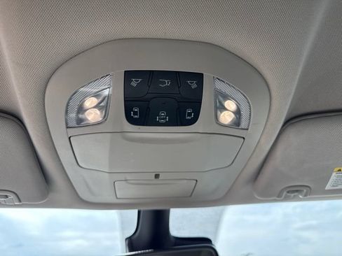 Used 2023 Chrysler Pacifica Touring-L FWD image 23