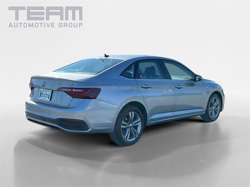 Used 2024 Volkswagen Jetta SE image 7