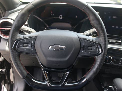 Used 2025 Chevrolet Trax RS w/ Sunroof Package FWD image 14