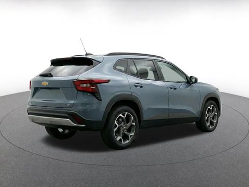 Used 2025 Chevrolet Trax LT w/ LT Convenience Package FWD image 9
