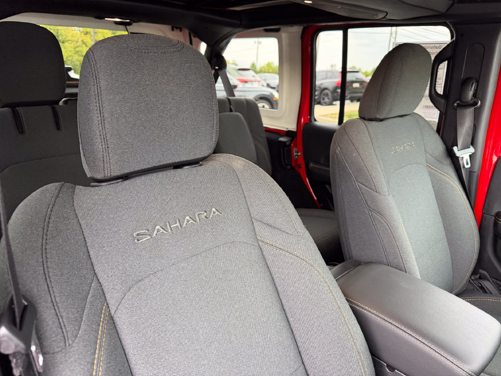 Used 2024 Jeep Wrangler Unlimited Sahara w/ Technology Group AWD/4WD image 16