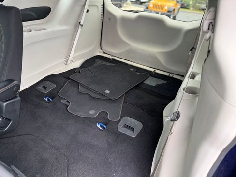 Used 2019 Chrysler Pacifica Touring Plus w/ Advanced Safetytec Group FWD image 26