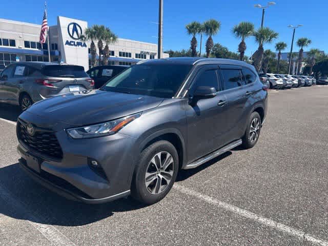 Used 2020 Toyota Highlander XLE FWD image 2