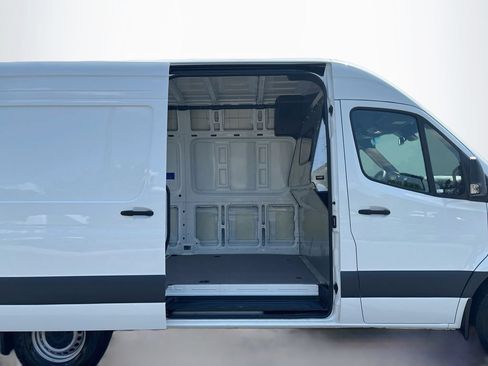 Used 2025 Mercedes-Benz Sprinter 2500 image 9