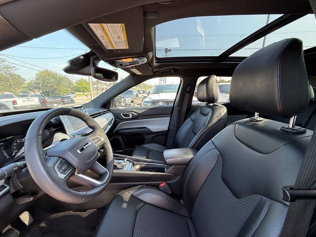 Used 2025 Jeep Compass Latitude w/ Sun & Sound Group AWD/4WD image 12